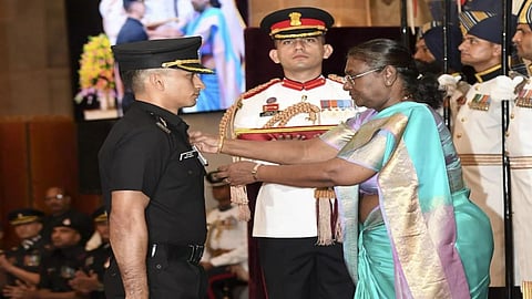 Gallantry Awards: राष्ट्रपती द्रौपदी मुर्मू यांच्या हस्ते शूरवीरांना किर्ती अन् शौर्य चक्र प्रदान