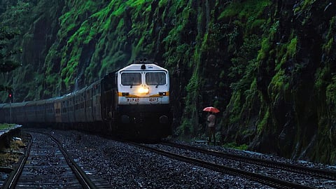 पेडणे बोगद्यात रेल्वे रुळावर माती, कोकण रेल्वेच्या 3 एक्सप्रेस 4 तासांपासून रखडल्या