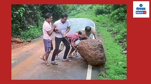 Goa Roads: रस्ता वाहतुकीसाठी धोकादायक; युवकांनी हा दगड रस्त्यावरून हटवला