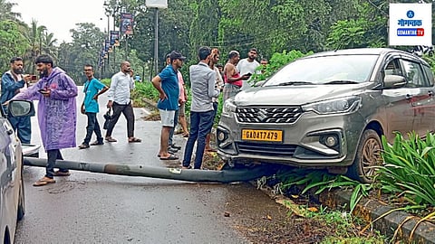 Bicholim: बगलमार्गावर कारने उसळी घेतली आणि ती विभाजकावरून विजेच्या खांबाला धडकली अशी माहिती खुद्द कारचालकाने दिली