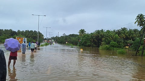 गोवा मंगळुरु राष्ट्रीय महामार्ग ठप्प, रस्त्यावर पाणी आल्याने वाहतूक खोळंबली
