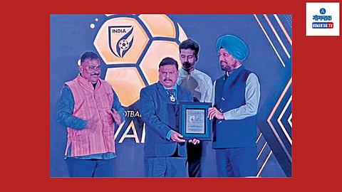 All India Football Federation: नवी दिल्ली येथे झालेल्या शानदार सोहळ्यात जीएफए अध्यक्ष कायतान फर्नांडिस यांनी पुरस्कार स्वीकारला