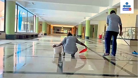 Leakage At Ravindra Bhavan: भवनच्या मुख्य दरवाजाच्या आत ब्लॅक बॉक्स सभागृहात जाण्याच्या वाटेवर सुद्धा पाणी गळत असल्याचे दिसून येत आहे
