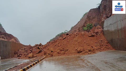 पेडण्यात मुंबई गोवा महामार्गावर पुन्हा कोसळली दरड, दोन्ही लेनवरील वाहतूक ठप्प