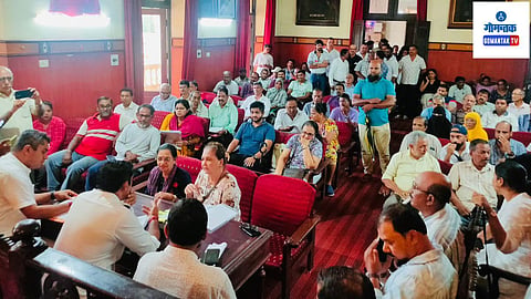 दिगंबर कामतांची चिंता वाढली; मडगावमध्ये सरदेसाईंचा 'जनता दरबार', शेकडो लोकांना मांडल्या समस्या