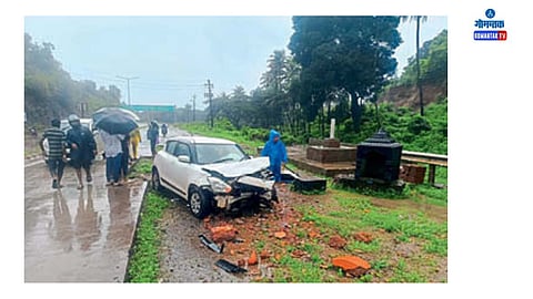 Accident At Valpe Virnoda: महामार्गाचा अंदाज न आल्याने रेन्ट कारची जोरदार धडक बसून जुनी घुमटी पूर्णपणे उद्‌ध्वस्त झाली