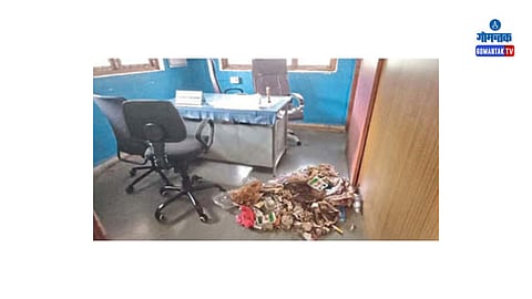 Garbage Collection Issue At Rumdamol Panchayat: पंच सदस्‍य यांनी कचरा आणून सरपंच मुबिना यांच्‍या केबिनमध्‍ये टाकला; रुमडामळ पंचायतीकडून पोलिसांत तक्रार