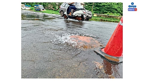 Sewerage Chambers Overflow:  रस्त्यावर दुर्गंधी पसरली असून पादचाऱ्यांना पाणी चुकवत चालताना त्रास सोसावा लागत आहे
