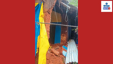 Goa Rain: वेलिंग येथे मुसळधार पावसामुळे घराची भिंत कोसळली