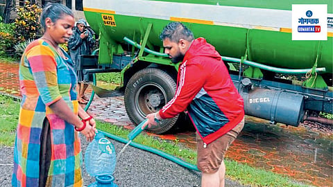 Sanguem Water Issue: पावसात उभे राहून टँकरचे पाणी भरण्‍याची वेळ लोकांवर