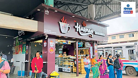 Mapusa News:  वाहतूक संचालनालयाने केटीसीएलला गेल्या १७ महिन्यांपूर्वी सूचना देऊनही सदर दुकान बिनदिक्कतपणे सुरू आहे