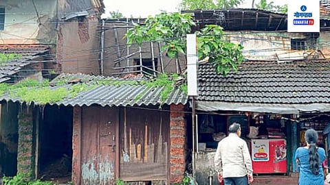 Bicholim: धोका ओळखून दुकानदारांनी दुकानातील सामान खाली केले आहे