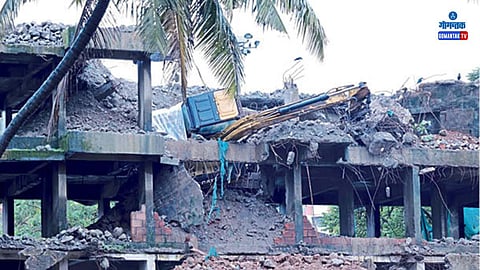 JCB Accident: जीर्ण झाल्याने अखेर ही इमारत पाडण्याचे काम मागील दहा दिवसांपासून सुरू झाले होते