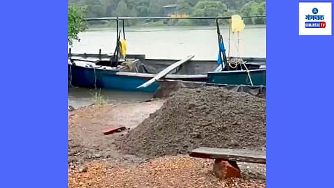 Mopa Police: मोपा पोलिसांच्या कारवाईत दोन मीटर रेती व वापरण्यात येणारी होडी पोलिसांनी ताब्यात घेतली; मालकाविरुद्ध गुन्हा दाखल