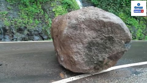 आंबोली घाटातून प्रवास करणाऱ्यासाठी महत्वाची बातमी, दगड कोसळल्याने एकेरी वाहतूक
