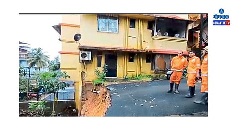 Landslide At Pajifond Margao: भूस्खलनामुळे आणखी माती वाहून गेली तर  इमारतीच्या पायाला धोका पोहोचू शकतो
