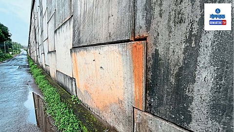 Margao Highway Flyover: पुलाच्या दोन्ही बाजूने लावलेल्या फरशा नीट लावल्या गेल्या नसल्याने त्यातून मातीची गळती होऊ लागली आहे