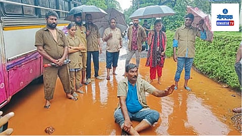 Goa Roads: रस्त्यांतून खड्डे की खड्ड्यातून रस्ता अशा संभ्रमावस्थेत बसचालकांना बसगाड्या हाकाव्या लागत आहेत