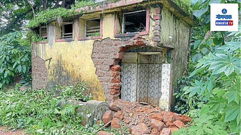 Mapusa Toilet Illegal Demolition: जुने सार्वजनिक स्वच्छतागृह काही अज्ञात व्यक्तींकडून मोडण्याचा प्रयत्न दक्ष स्थानिक लोकांसह नगरसेवकाने रविवारी हाणून पाडला
