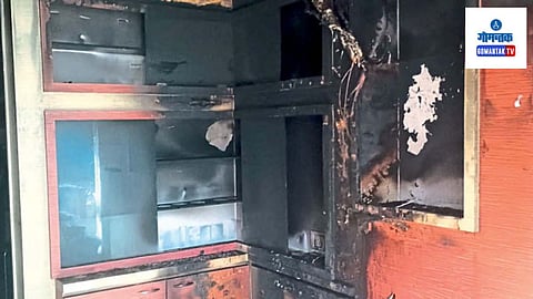 Short Circuit At Mapusa: आग दुकानाचा पोटमाळा तसेच आतील केबिनमध्ये पसरली नसल्याने मोठी हानी टळली