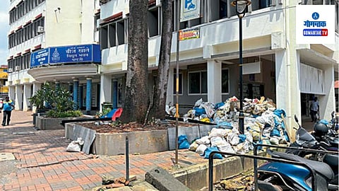 Panjim Garbage Issue: कित्येक दिवसांपासून या इमारतीत कचऱ्याच्या पिशव्यांचा ढीग पडलेले आहेत