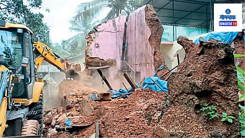House Demolition At Ajoshi: भिंत कोसळल्याची माहिती मिळाल्यानंतर निरीक्षण करून घर मालकांना सूचित करण्यात आले होते