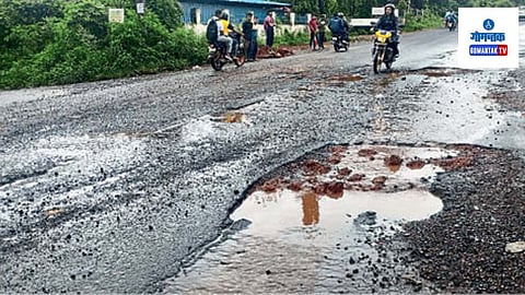 Kundaim Industrial Estate Road: बसगाड्या तसेच जीपगाड्यांची संख्याही मोठी असल्याने खराब रस्त्याचा फटका कामगारांना बसतो