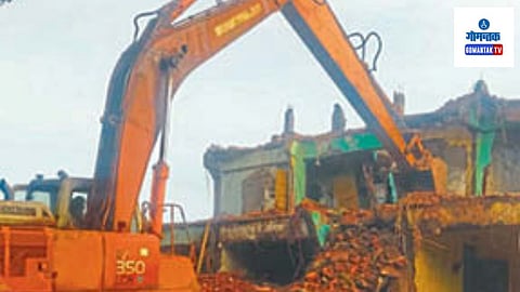 St. Inez Building Demolition: आल्तिनोकडे जाणाऱ्या मार्गावर उजव्या बाजूला नागवेकरांची जीर्ण झालेली पाच मजली जीर्ण झालेली इमारत आहे