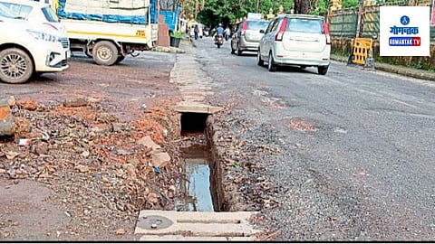 Bicholim Drainage Issue: या गटारांवर त्वरित लाद्या बसवाव्यात, अशी वाहनचालक तसेच पादचाऱ्यांकडून मागणी होत आहे