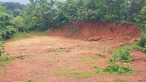 Goa Illegal Hill Cutting: बांबोळीत नियम धाब्यावर बसवून बांधकाम कंपनीकडून डोंगर कापणी; निसर्गाची मोठी हानी 