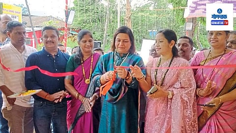 Querim: वीज कर्मचाऱ्यांनी चांगली कामगिरी केल्याबद्दल पंचायत मंडळातर्फे आमदार दिव्या राणे यांच्या हस्ते मानचिन्ह व पुष्पगुच्छ देऊन सन्मान करण्यात आला