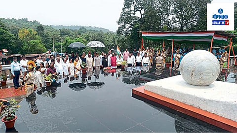 Independence Day 2024: मुख्यमंत्र्यांनी ध्वजारोहणानंतर स्मारकावर पुष्पचक्र अर्पण करून स्वातंत्र्यवीरांना आदरांजली वाहिली