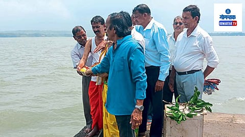Chapora Jetty: पौर्णिमेच्या मुहूर्तावर समुद्रात सोन्याचा नारळ अर्पण केल्यानंतर बोट असोसिएशनचे अध्यक्ष मालवणकर स्थानिक पत्रकारांशी बोलत होते