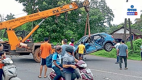 Bicholim Assonora Road Accident: खासगी प्रवासी बस आणि आलिशान मोटारगाडी यांच्यात झालेल्या भयानक अपघातात सुदैवाने जीवितहानी टळली