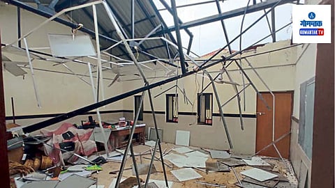 Quepem School Roof Collapses: दुपारी जोरदार वाऱ्यासह आलेल्या पावसामुळे सहा वर्षांपूर्वी इमारतीवर घातलेल्या पत्र्यांच्या शेडचा काही भाग उडून शाळेच्या प्रांगणात कोसळला
