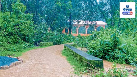 Ravan Flood: ३६ विद्यार्थी येथे शिक्षण घेतात; साकवावरून पाणी वाहते तेव्हा या मुलांना शाळेत जाणे कठीण होते