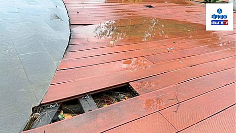 Miramar Wooden Floar: वूडन फ्लोअर किनाऱ्यावरील वाळूत गायब झाला असल्याने या कामाचा दर्जादेखील स्पष्ट झाला आहे