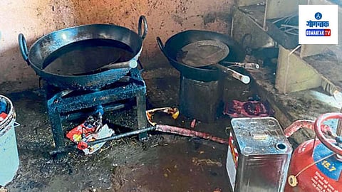 Mapusa Raid: विनापरवाना हे युनिट थाटल्याबद्दल संबंधित व्यवसायिकाला काम बंद ठेवण्याची नोटीस जारी करून युनिट त्वरित बंद करण्याचे निर्देश