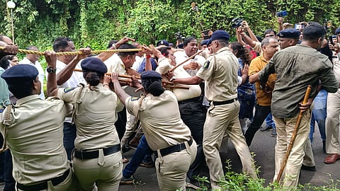 जमीन रुपांतरणाचा मुद्दा तापला, गोवा मुख्य सचिवांविरोधात काँग्रेस आक्रमक, विधानसभा प्रवेशद्वारावर झटापट