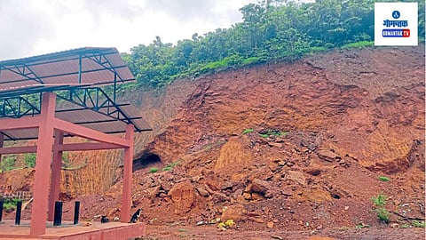 Illegal Hill Cutting: स्मशानभूमीसाठी निर्धारित करण्यात आलेल्या जमिनीत बेकायदा बांधकामे सुरू असून त्याकडे कुर्टी - खांडेपार पंचायतीचे अजिबात लक्ष नसल्याचा आरोप 