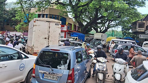 Goa Today News Live: बेशिस्त पार्किंग आणि चतुर्थीच्या गर्दीमुळे पणजी बाजारात वहातूक ठप्प