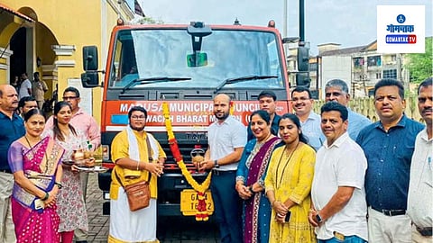 Mapusa Waste Problem: नगरविकास खात्यामार्फत पालिकेला ४० लाख रुपये किमतीचे कॉम्पेक्टर हे कचरावाहू वाहन उपलब्ध करण्यात आले आहे