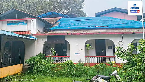 Siolim Primary Health Centre: आरोग्य केंद्रातील भिंतींवरही गळती व ओलसरणाच्या खुणा आहेत. दारे आणि खिडक्या देखील खराब झाले आहेत