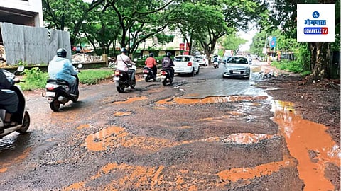 Goa Road Condition: काब्राल यांचे मंत्रिपद गेले तरी खड्डे बुजविण्यात यश नाही, मुख्यमंत्र्यांचे आश्वासन सार्वजनिक बांधकाम खात्याला माहिती नसावे