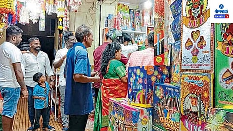 Bicholim Firecracker Sales Drop: डिचोलीत यंदाही फटाक्यांच्या विक्रीत घट, पावसाचा फटका: इको फ्रेंडली चतुर्थी साजरी करण्यावर भर 