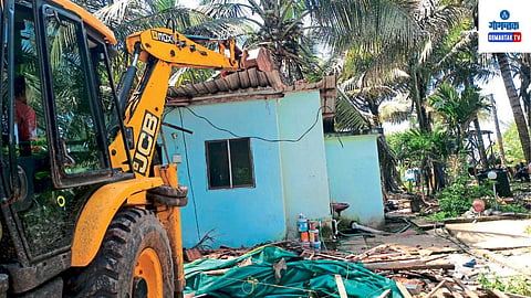 CRZ चे उल्लंघन भोवले, हरमल बीच भागातील सात अवैध बांधकामांवर हातोडा; आठ बाकी