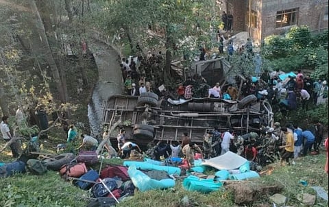 जम्मू-काश्मीरमधील बडगाम जिल्ह्यात बस दरीत कोसळून BSF च्या तीन जवानांचा मृत्यू, 28 जखमी