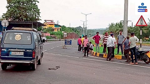 Bicholim News: शहरातील चौपदरी बगलमार्गावरील वाठादेव जंक्शनवर ओम्नी व्हॅनची धडक बसून झालेल्या अपघातात शहरातील एक मोटारसायकल पायलट थोडक्यात बचावला