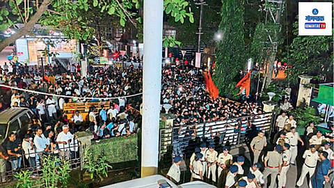 Mapusa Police Station:  सायंकाळी शेकडोच्या संख्येने हिंदूंनी हुतात्मा चौक ते पोलिस स्थानक पर्यंत शांततेत मोर्चा काढला. या मोर्चेकरांना पोलिस स्थानकाच्या प्रवेशद्वारावर पोलिसांनी रोखले.