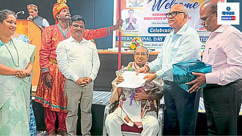Goa News: समाज कल्याण खात्याने ज्येष्ठ नागरिकांसाठी हेल्पलाईन सुरु करण्याचा निर्णय घेतला असून त्यासाठी खात्यातर्फे ‘अलंकित’ असाईनमेंट्स लिमिटेड कंपनीशी सामंजस्य करार केला